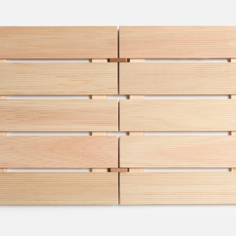 A wooden sunoko bath mat