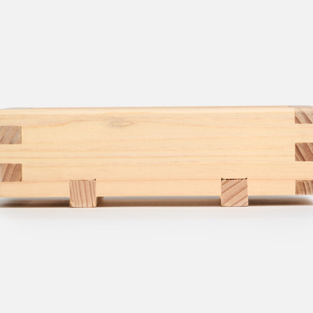 The feet of the wooden hinoki soap dish