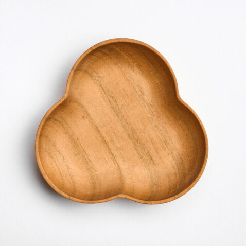 A small wooden plate shaped to represent a sprout with three leaves