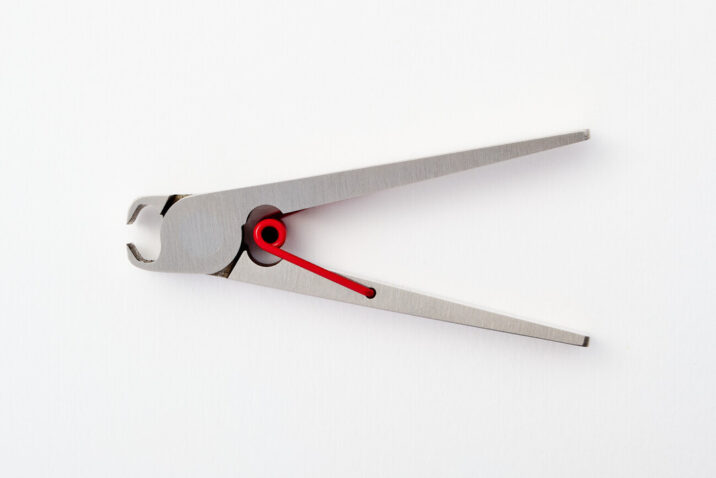 Nail clippers inspired by a clothing peg with a red spring
