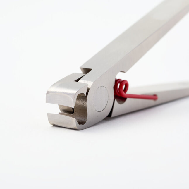 Nail clippers inspired by a clothing peg with a red spring