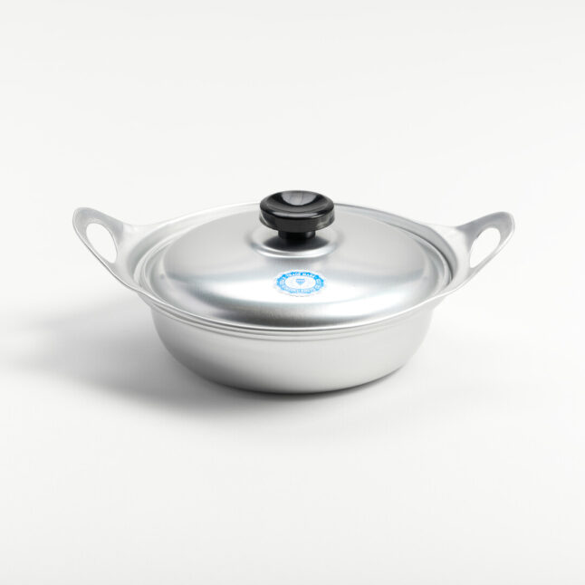 A cooking pot for yosenabe