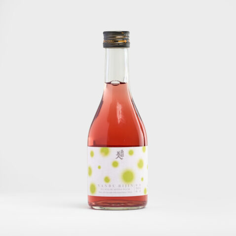 A umeshu with a white label with light green dots with the words Nanbubijin Umeshu