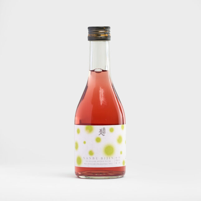 A umeshu with a white label with light green dots with the words Nanbubijin Umeshu