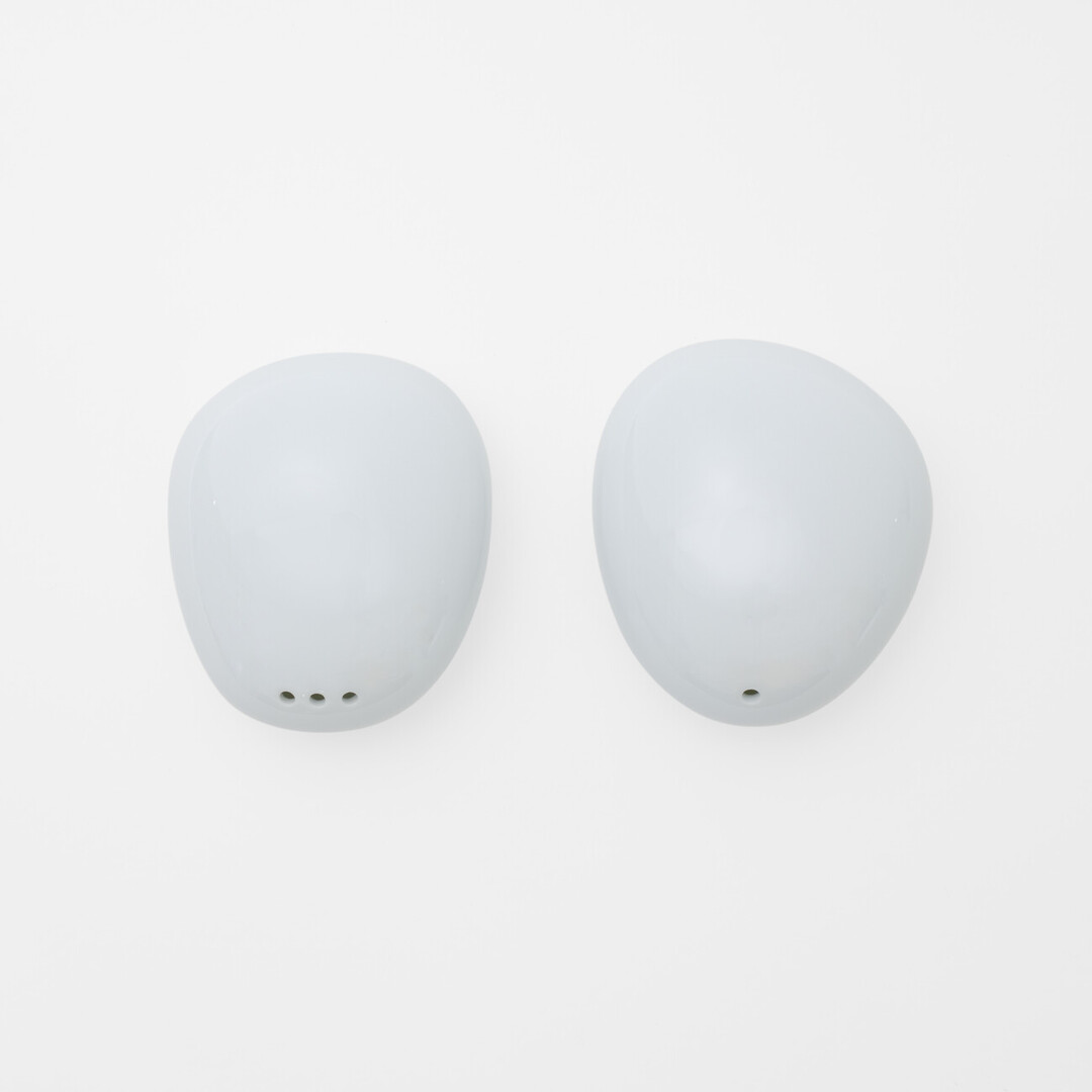 A pair of salt and pepper shakers inspired by pebbles made by Hakusan Porcelain