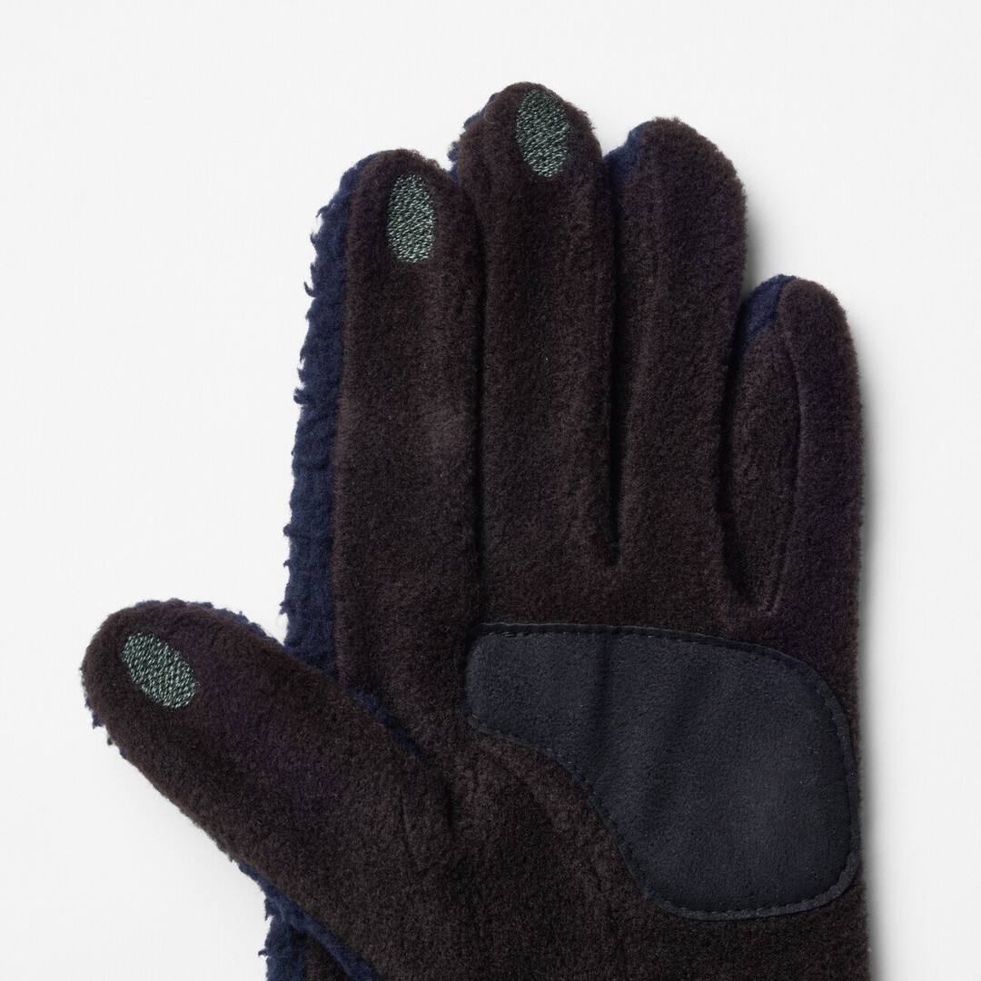 Fleece gloves in navy and charcoal with fingertips compatible with touchscreen devices from Japan House London.
