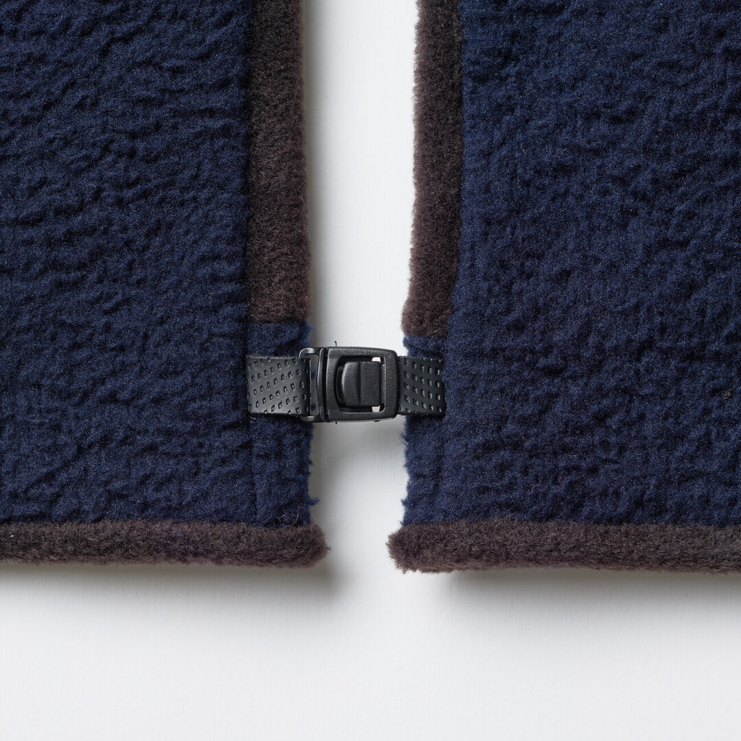 Fleece gloves in navy and charcoal with an interlocking clasp to keep them together from Japan House London.