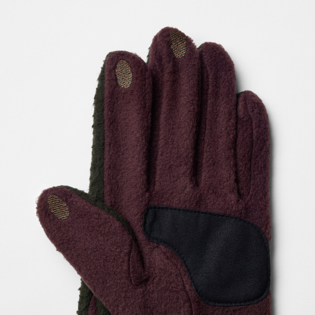 Fleece gloves in khaki and brown with fingertips compatible with touchscreen devices from Japan House London.