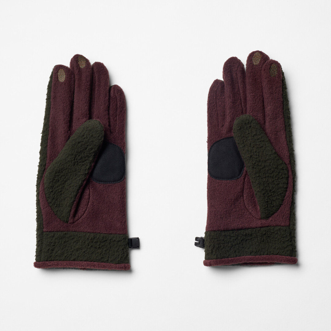 Fleece gloves in khaki and brown from Japan House London.Fleece gloves in navy and charcoal from Japan House London.