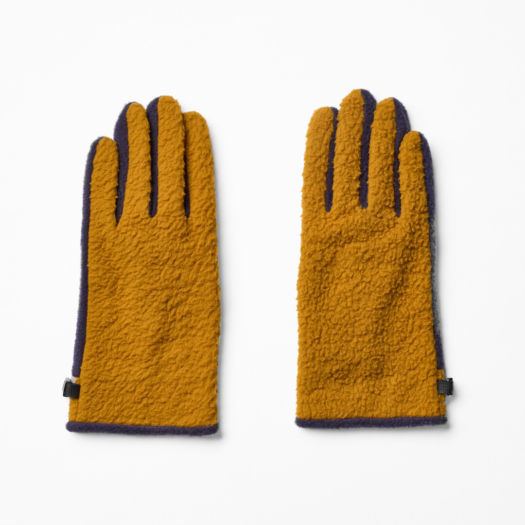 Fleece gloves in mustard and navy from Japan House London.