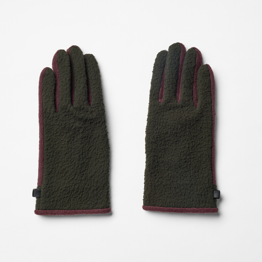 Fleece gloves in khaki and brown from Japan House London.Fleece gloves in navy and charcoal from Japan House London.