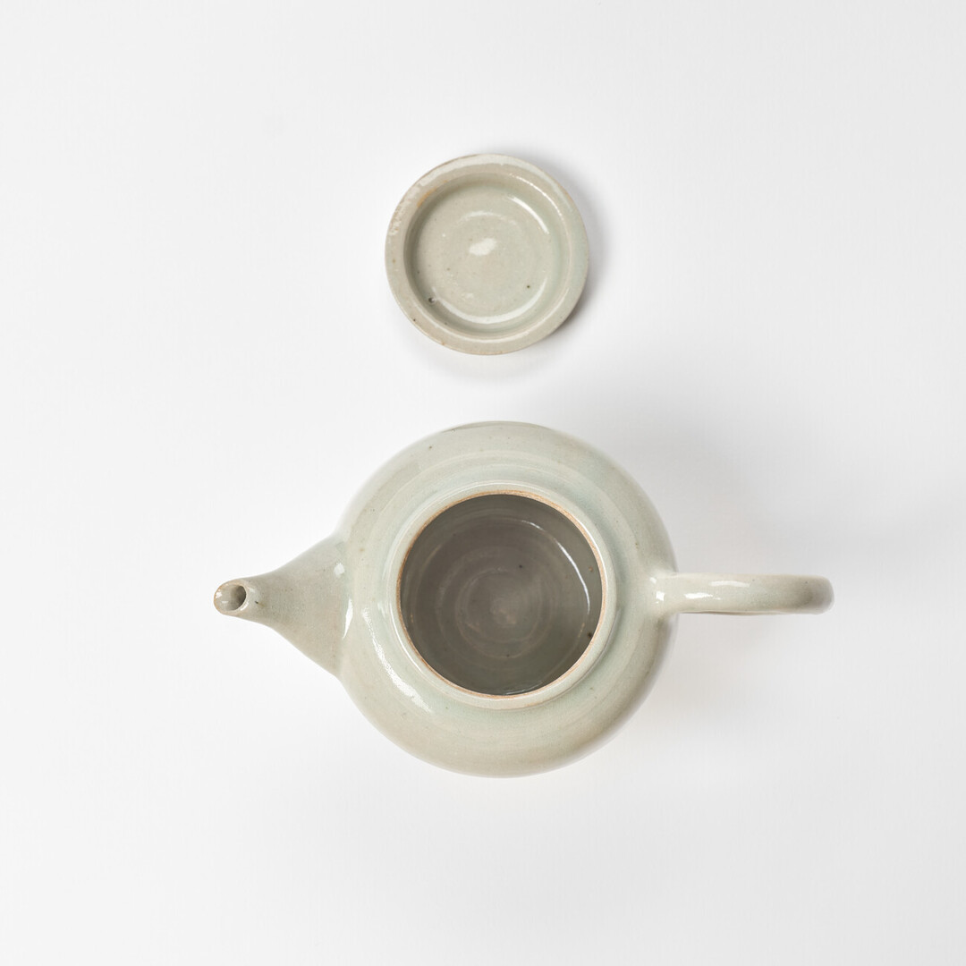 A porcelain teapot by Hidaka Shinji from Japan House London.