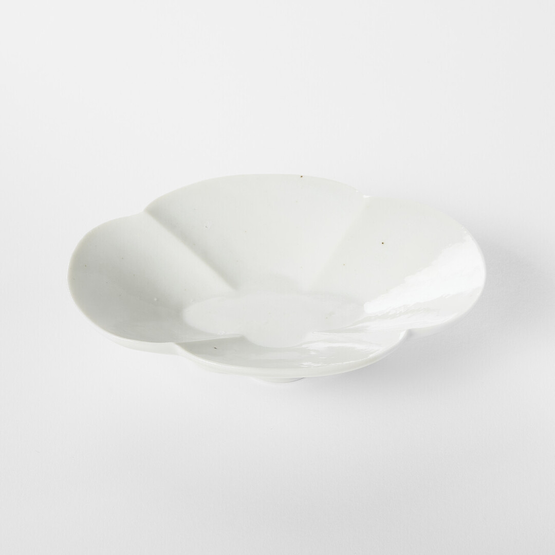 Blue and white porcelain plate by Takeshita Tsutomu from Japan House London.